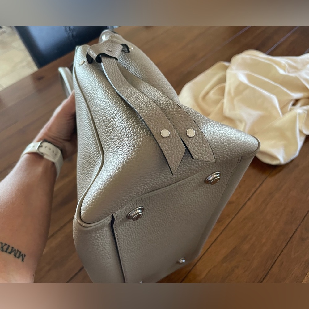 RARE!! MINT!!! LOUIS VUITTON MILLA MM - Picture 5 of 15